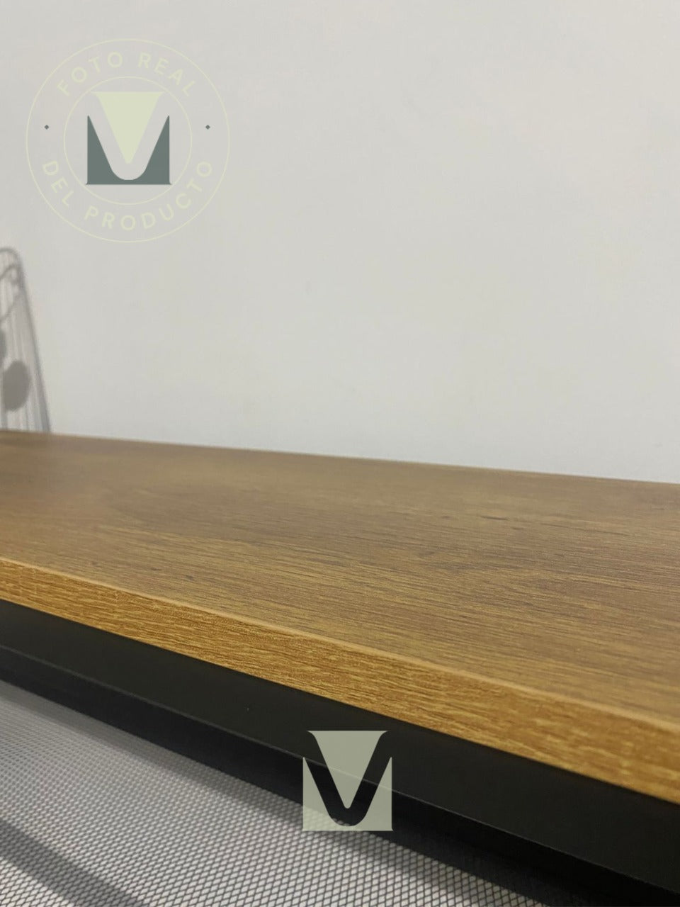 Arrimo Estilo Industrial con Repisa Metálica y Cubierta de Madera