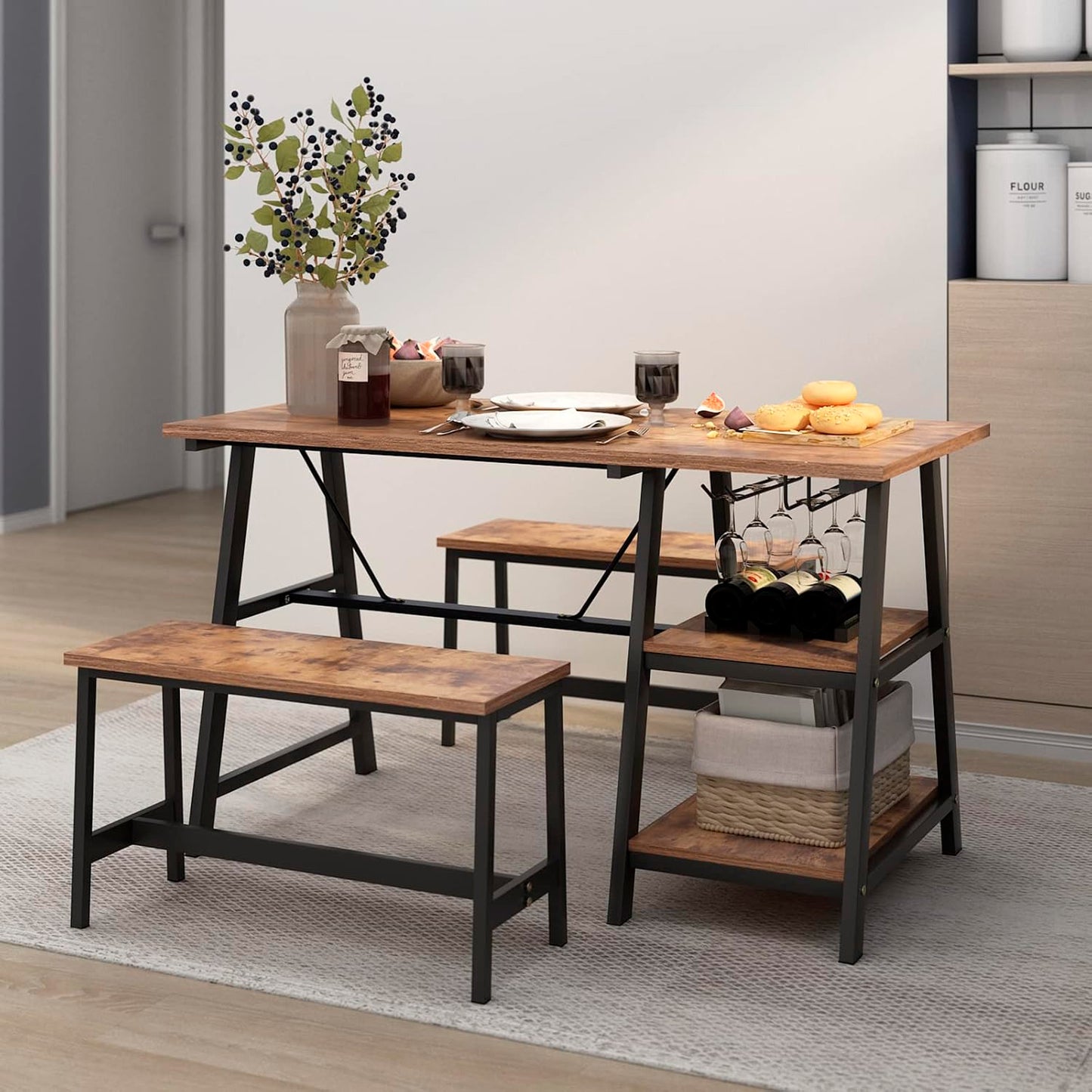 Comedor industrial con repisas y banquetas