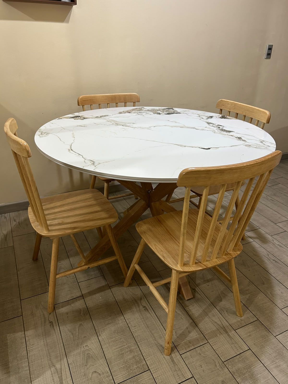 Comedor Cross Redondo Windsor Madera Stone 4P