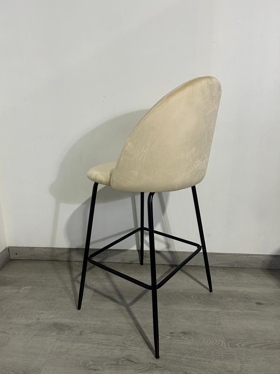 Taburete Tokio Terciopelo 66cm Patas Negras