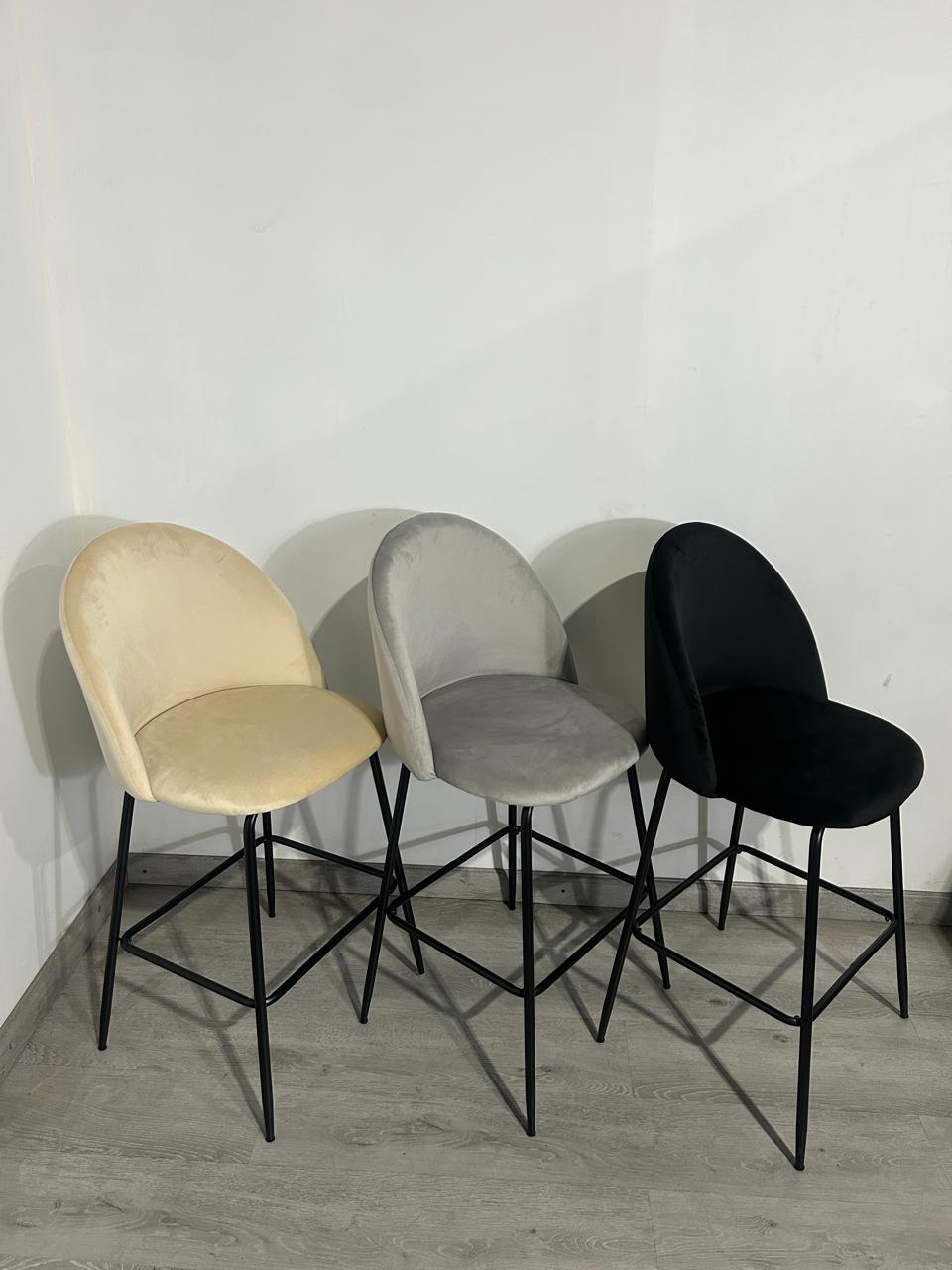 Taburete Tokio Terciopelo 66cm Patas Negras