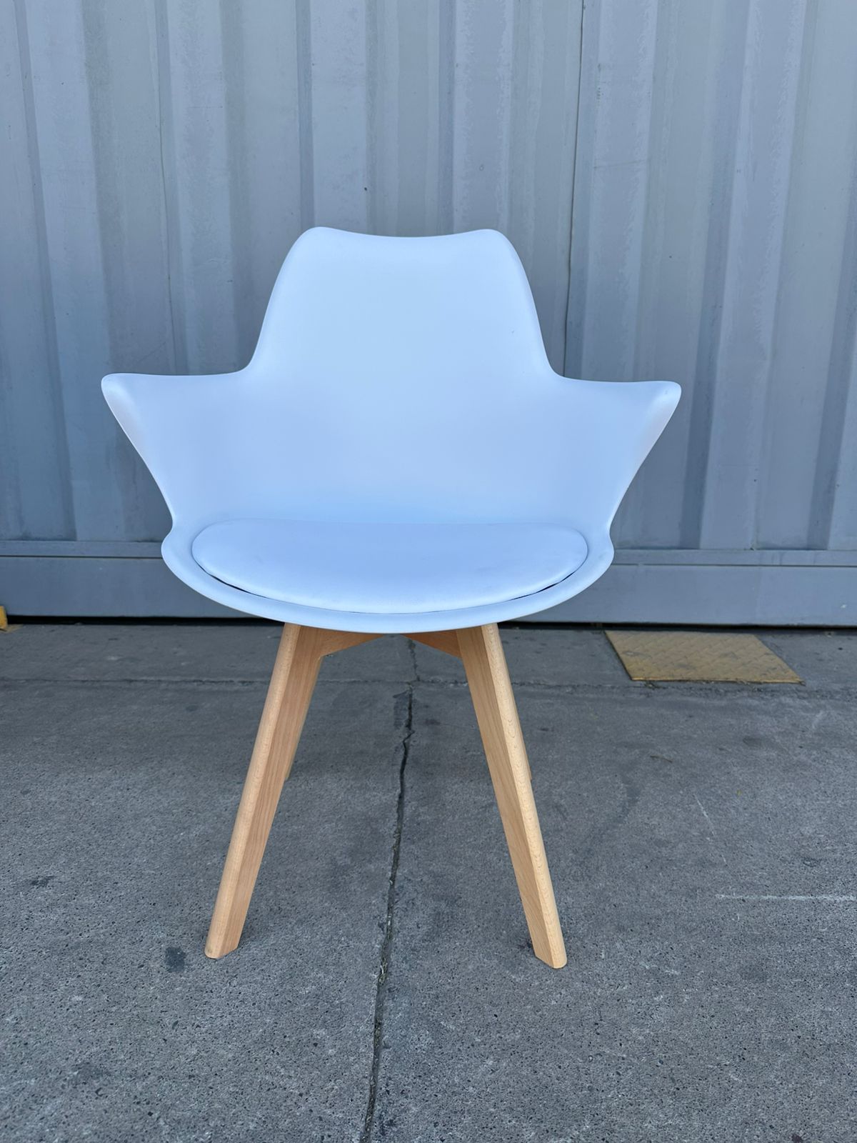 Butaca Eames con Cojin y patas de Madera