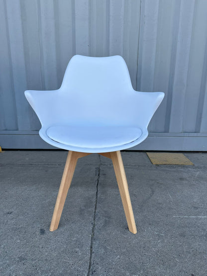 Butaca Eames con Cojin y patas de Madera