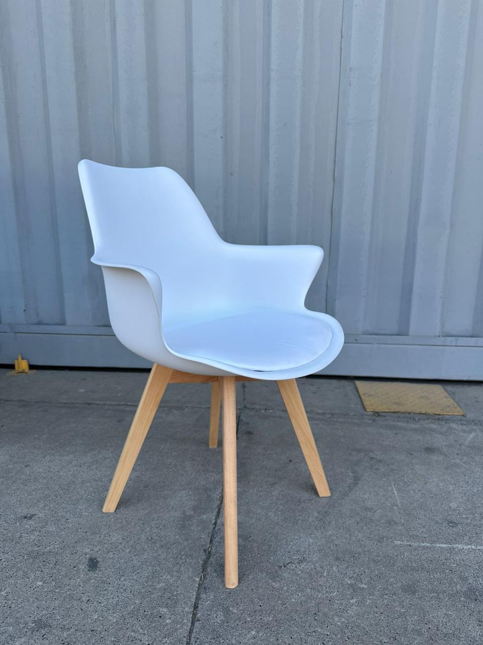 Butaca Eames con Cojin y patas de Madera
