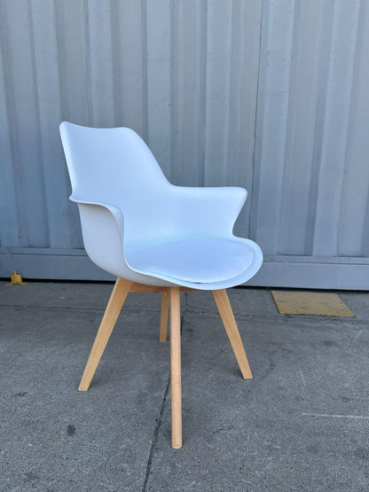 Butaca Eames con Cojin y patas de Madera