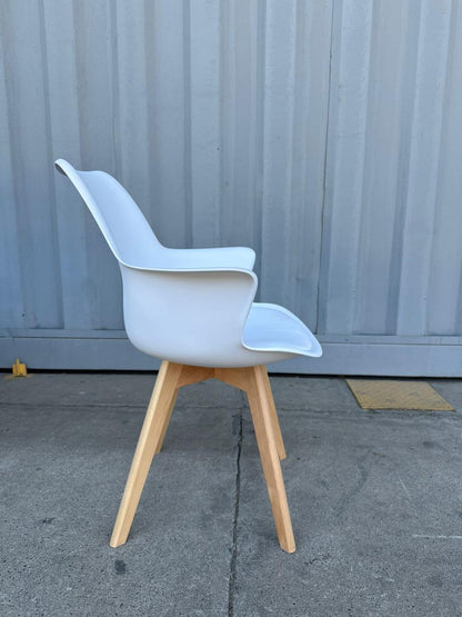 Butaca Eames con Cojin y patas de Madera