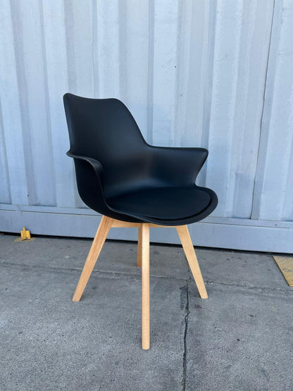 Butaca Eames con Cojin y patas de Madera