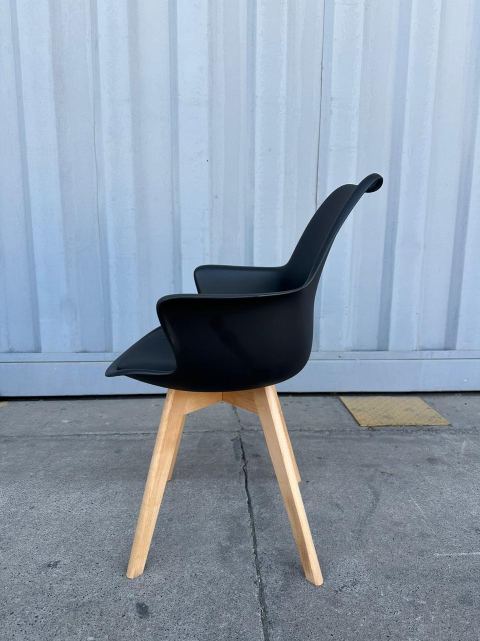 Butaca Eames con Cojin y patas de Madera