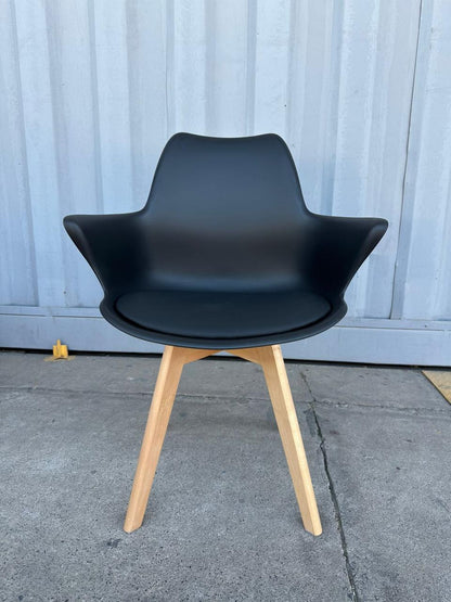 Butaca Eames con Cojin y patas de Madera